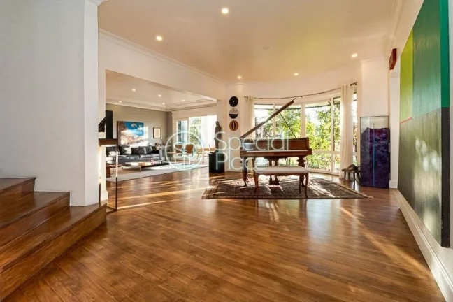 Imagem Casa em excelente localização no Jardim Guedala, direcionada para um lindo jardim com piscina em d...