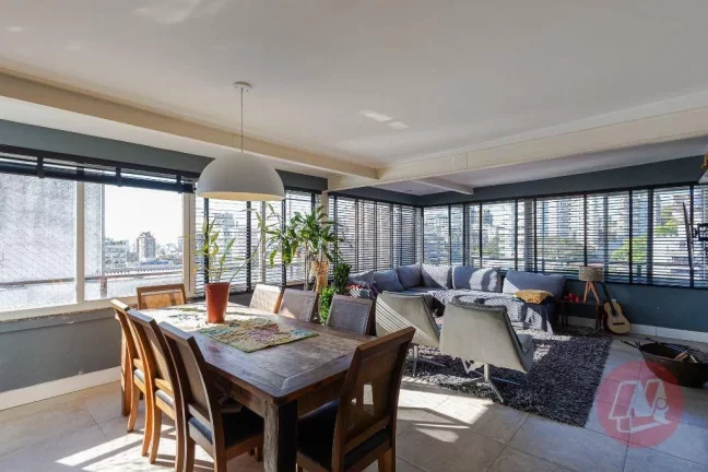 Imagem no Rio Branco, cobertura de 257 m² com 4 quartos, 2 vagas e piscina.