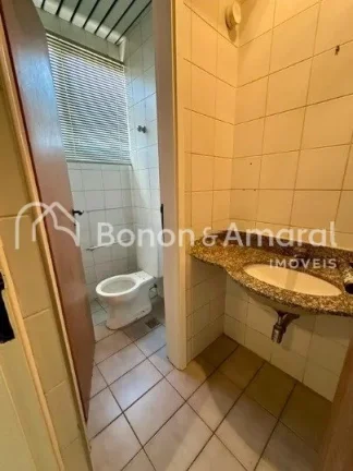 Imagem Com 50,00 m2 de área, esta sala conta com 2 banheiros, copa, ar condicionado proporcionando todo o ...