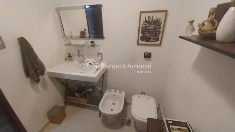 Imagem Localizado em um dos edifícios mais tradicionais da cidade, este apartamento oferece conforto e pra...