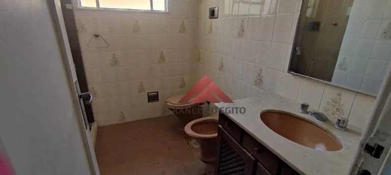Imagem Apartamento tipo sobrado com generosos 110m² em rua fechada.
