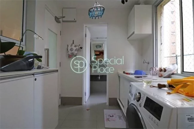 Imagem Apartamento com três dormitórios, totalmente reformado. A cozinha ficou linda e está integrada ao...