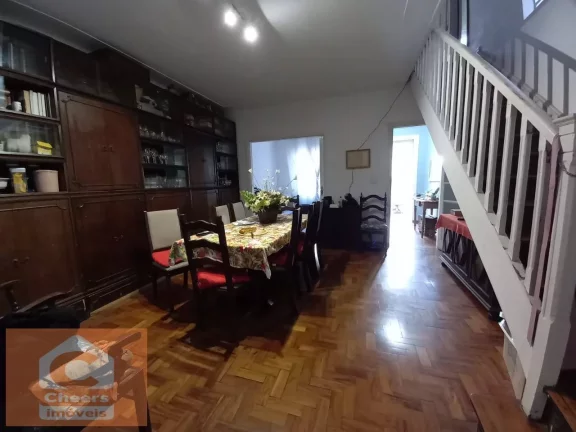 Sobrado - 200m² úteis - Metrô