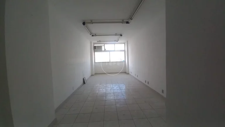 SALA COMERCIAL na PRAÇA SAENS PENA - R$ 190.000