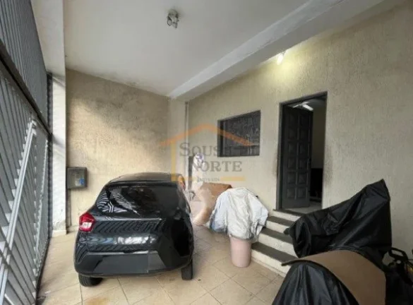 Imagem Sobrado precisando de reforma, com 2 dormitórios, sala, cozinha com armários e 1 banheiro. Possui ...