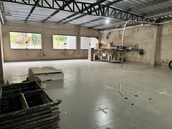 Imagem Barracão Comercial para Locação em Votorantim-SP, Bairro Parque Morumbi: 1 Sala, 1 Banheiro, 3 Vagas de Garagem, 220m².