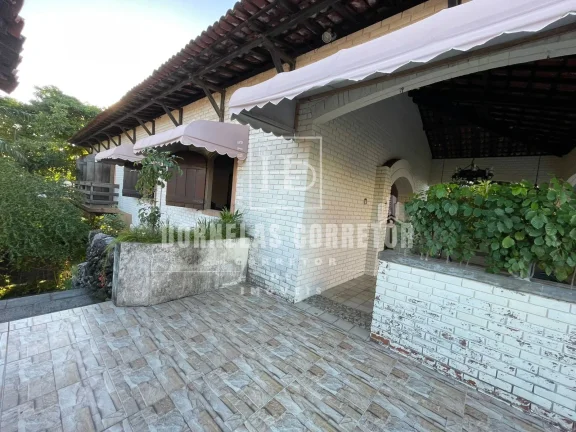 Imagem CASA ALTO PADRÃO COM 5 QUARTOS, DE FRENTE PARA O MAR, NA ESQUINA DA AVENIDA PRINCIPAL