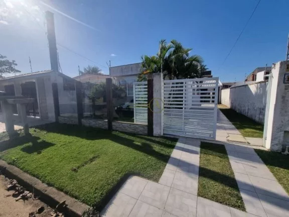 Imagem Casa térrea, com piscina e churrasqueira à venda apenas 40 metros da praia