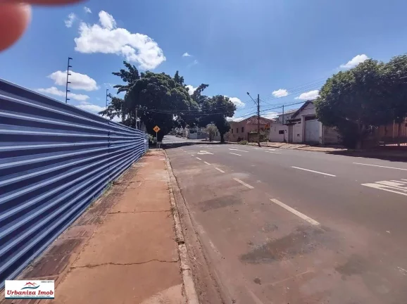 Imagem Casa Térrea à Venda no Centro de Campo Grande/MS contendo 1 Suíte + 2 Dormitórios + Sala Ampla e 3 Vagas em 204,16 m2 de Área Útil + 500 m2 de Terreno