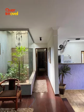 Imagem Casa à venda no Jardim Paulistano, Ribeirão Preto-SP: 3 quartos, 1 suíte, 2 salas, 4 banheiros, 3 vagas de garagem. 206 m². Zona leste! Quer Imóvel Negócios Imobiliários.