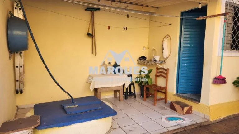 Imagem Oportunidade Ter. de 250m² com 2 Casas no Jd. Campos Verdes