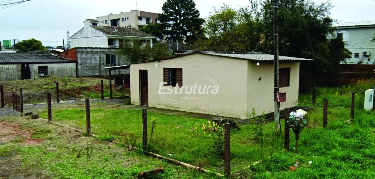 Casa em belo terreno no Parque Dom Antônio Reis.