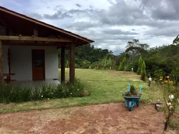 Imagem Sitio com ampla casa térrea com varanda ampla lateral.
