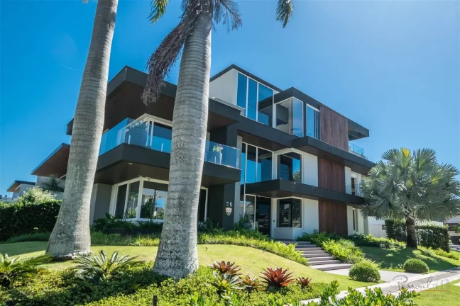 Imagem Magnífica casa em Jurerê Internacional a apenas 100m do mar. Casa localizada em exelente terreno d...
