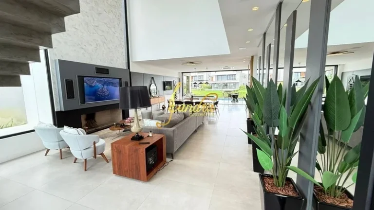 Imagem Sobrado finamente mobiliado e decorado com 472m2 de área construída e piscina