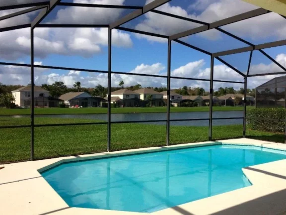 Imagem CASA EM KISSIMEE-FL PARA ATÉ 16 PESSOAS, SITUADA EM CONDOMÍNIO FECHADO