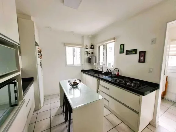 Imagem Apartamento mobiliado com 4 dormitórios sendo 1 suíte e 2 vagas de garagem em Balneário Camboriú