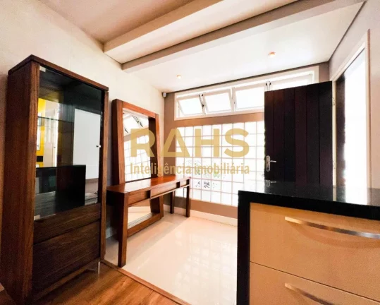 Imagem Linda casa semi-mobiliada e climatizada com 3 suítes, escritório, 2 vagas de garagem e completa á...