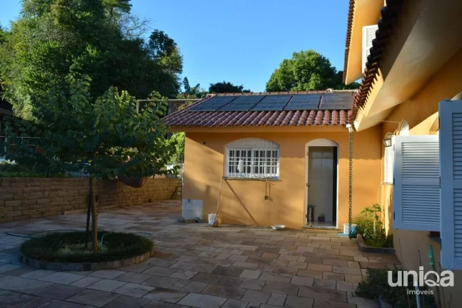 Imagem Sobrado com 04 dormitórios sendo 01 suite com closed e hidromassagem.