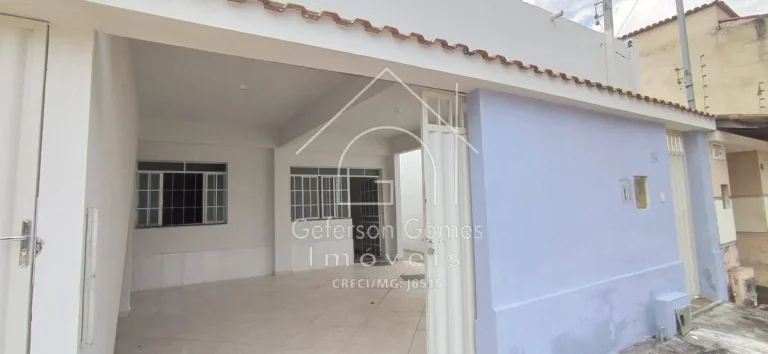 Casa à venda com 03 Quartos - Jardins - Mantena - MG