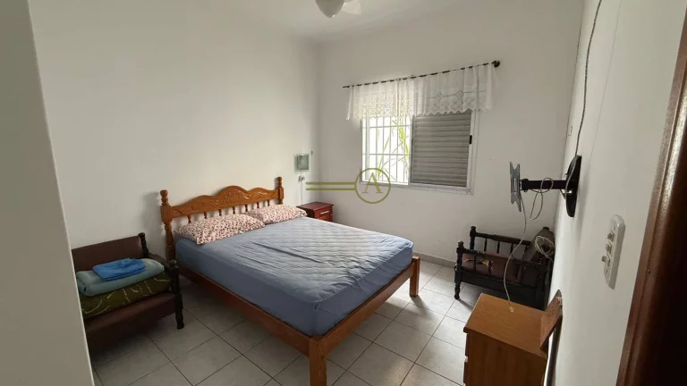 Imagem Casa térrea de esquina com a praia com terreno terreno e edícula já alugada