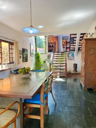 Imagem Casa Espaçosa e Aconchegante à Venda no Bairro Loanda, Atibaia/SP