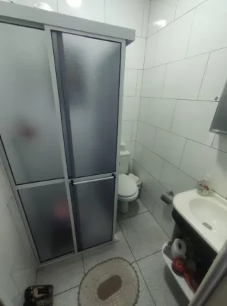Imagem Casa à venda de 2 dormitórios na Vila Caiçara em Praia Grande-SP, com 96,13m² distribuídos em sala ampla, cozinha americada, 2 dormitórios sendo 1 suíte, banheiro social, área de serviço e 1 vaga de garagem. Aceita financiamento bancário. *As informações 