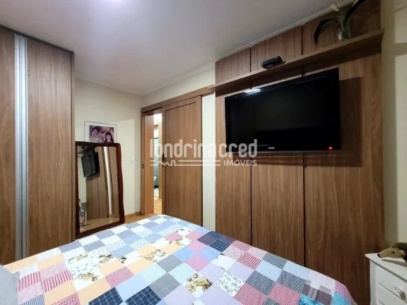 Imagem Casa à venda no Jardim Bandeirantes – 4 quartos (1 suíte), 3 banheiros, edícula, área gourmet e vagas para 3 carros em localização privilegiada de Londrina