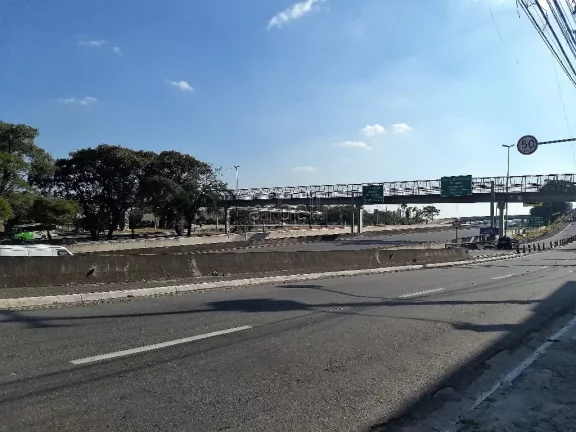 Imagem Galpão com escritórios com área total de 406 metros quadrados. O piso térreo está o galpão que...