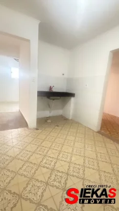 Imagem Casa Comercial para Locação em São Paulo-SP na Chácara Mafalda: 6 salas, 1 banheiro, 4 vagas de garagem e 150m² de área.