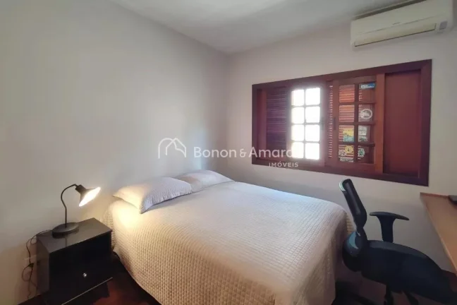Imagem Localizada em Campinas, esta casa em condomínio oferece uma experiência única de conforto e conve...