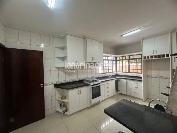 Imagem Magnífico Sobrado com 3 Dormitórios, Suíte, Piscina, Churrasqueira e 4 Vagas de Garagem em Terreno de 416 m² - Oportunidade em Zona Residencial ZR-4!