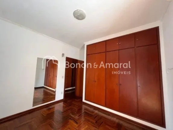 Imagem A casa possui um amplo espaço interno, com 3 quartos, sendo uma suíte com varanda, todos equipados...