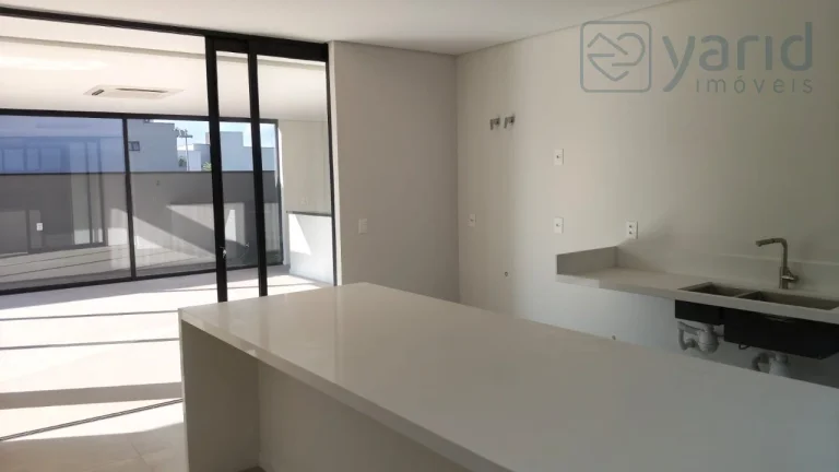 Imagem Casa de luxo em condomínio à venda em localização privilegiada: 4 quartos, 4 suítes, 3 salas, 5 banheiros, 2 vagas de garagem.