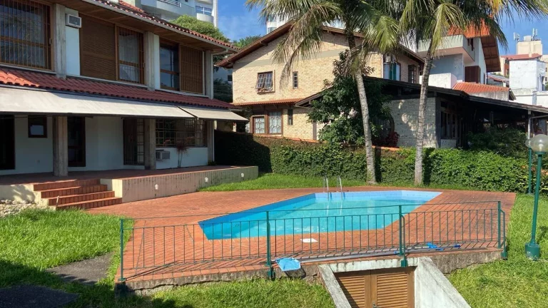 Imagem Casa 4 quartos Sambaqui