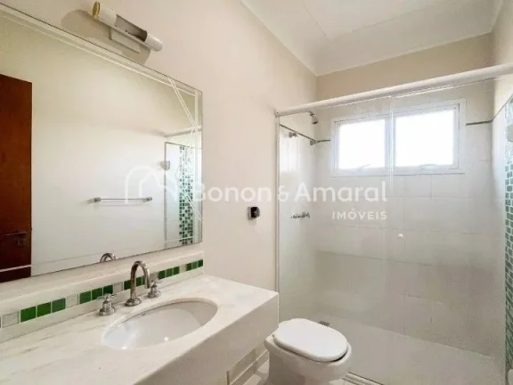 Imagem Sofisticada casa à venda no Alphaville Campinas. A residência possui uma área construída de 460 ...