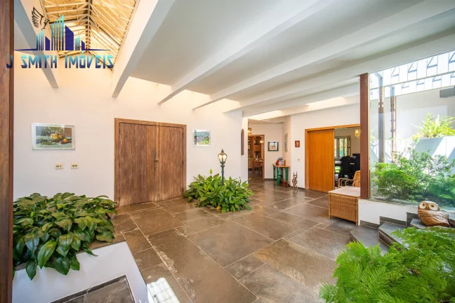 Imagem Casa com 5 Suítes para venda, em rua fechada na Granja Viana - Cotia