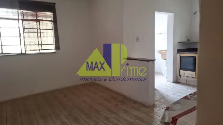 Imagem Aluguel de Casa Espaçosa na Vila Guilhermina, São Paulo-SP: 2 Quartos, 2 Salas, 1 Banheiro, 2 Vagas, 110m².