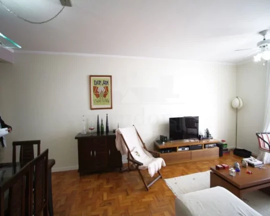 Imagem Amplo apartamento com piso de tacos, armários embutidos, living ampliado para 02 ambientes, 03 dorm...