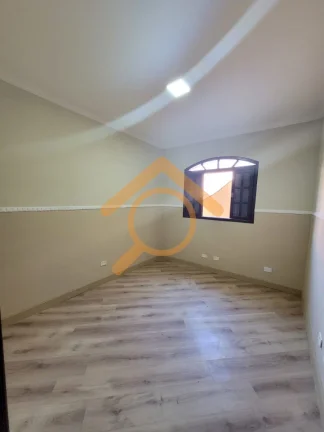 Imagem Residência de Luxo à Venda em Caieiras-SP: 4 Quartos, 1 Suíte, 2 Salas, 4 Banheiros, 2 Vagas de Garagem, 300m². Venha Conferir!