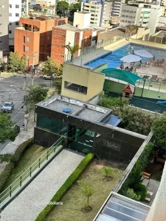 Imagem Amplo e iluminado apartamento com vista frontal para rua e piscina, que conta com sala de estar, sal...