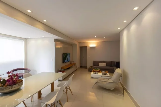 Imagem Localizado na charmosa Vila da Serra, em Nova Lima, este apartamento mobiliado oferece 94m² de conf...