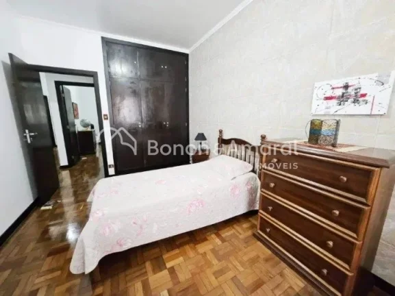 Imagem Casa bem localizada, em avenida consolidada, rodeada por clínicas, comércio, escritórios e estaci...