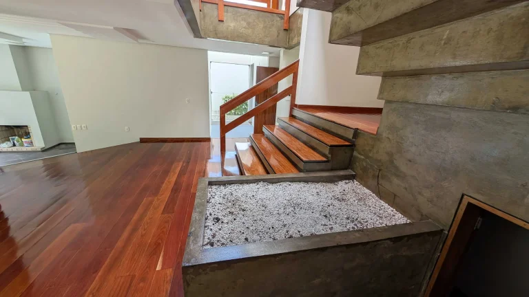 Imagem Casa com 5 dormitórios sendo 3 suítes e 4 vagas de garagem em Florianópolis/SC