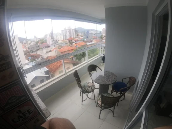 Imagem Adriano Carpes vende apartamento, com 02 quartos, sendo 01 suíte, mobiliado em excelente localização na praia de Gravatá na cidade Navegantes, Santa Catarina próximo ao parque Beto Carrero.