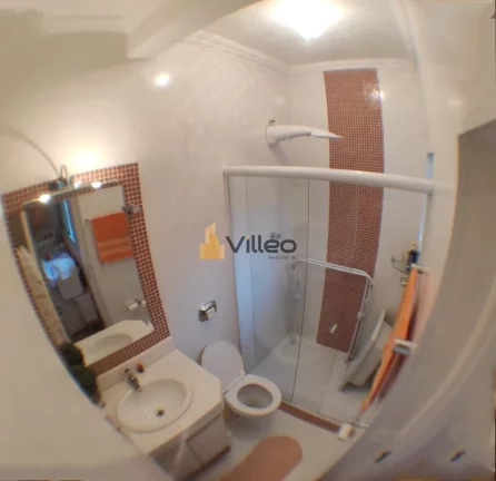 Imagem Duas casas.

Casa do piso superior: Em fino acabamento e inteira reformada.
Sala, dois quartos sendo...