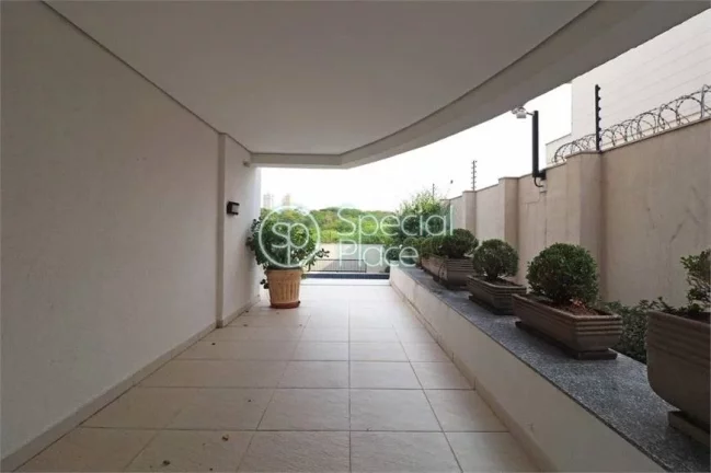 Imagem Casa localizada no Bairro Boaçava, ruas tranquilas e arborizadas, arquitetura de Julio Pechmann. No...