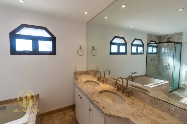 Imagem Muito espaço e privacidade no coração do Itaim Bibi: apartamento para locação, com 3 dormitórios e 3 vagas.