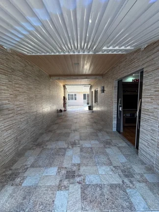 Imagem Adriano Carpes Imóveis vende, uma linda casa em alvenaria mais edícula , com 2 dormitórios sendo 1 suíte, no centro de Penha, com uma ótima localização.