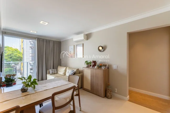 Imagem Apartamento à venda com 2 suítes no Cambuí. Possui 72m² e foi reformado com projeto de arquiteta...